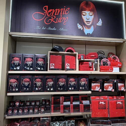 MINISO名创优品xJennie Ruby周边毛绒玩偶公仔挂件挎包化妆包丝巾