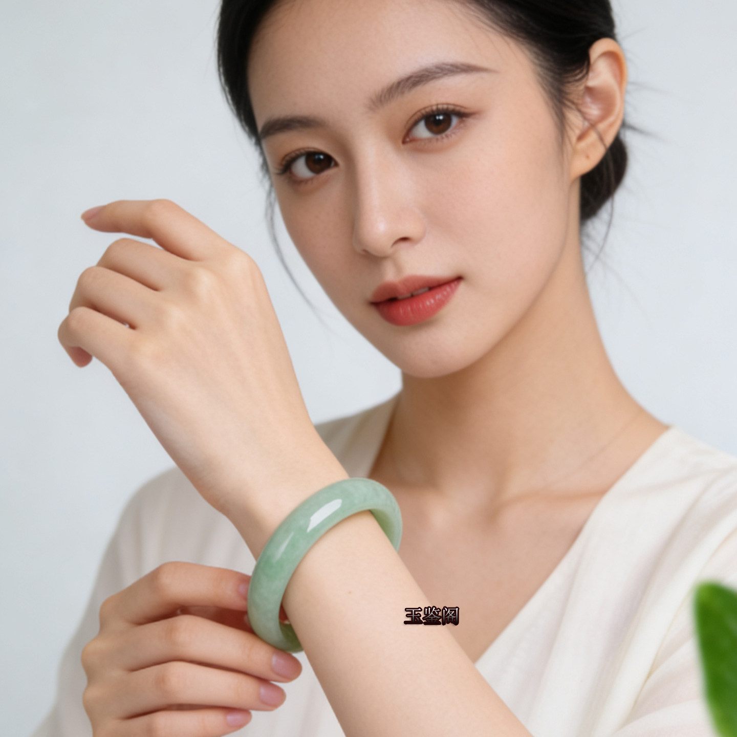 天然玉石手镯女士豆冰糯种浅绿正圈玉镯气质绿色玉手镯送证书礼盒