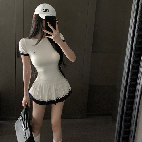 减龄白色针织短袖上衣百褶裙