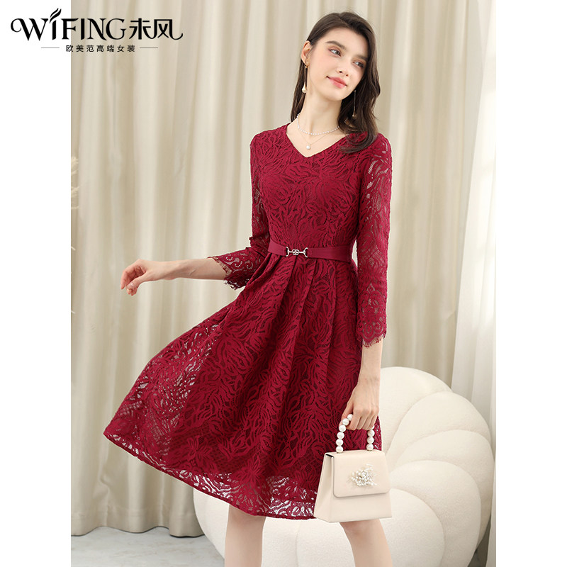 未风红色V领蕾丝连衣裙女春2026年春季新款女装气质显瘦长袖裙子