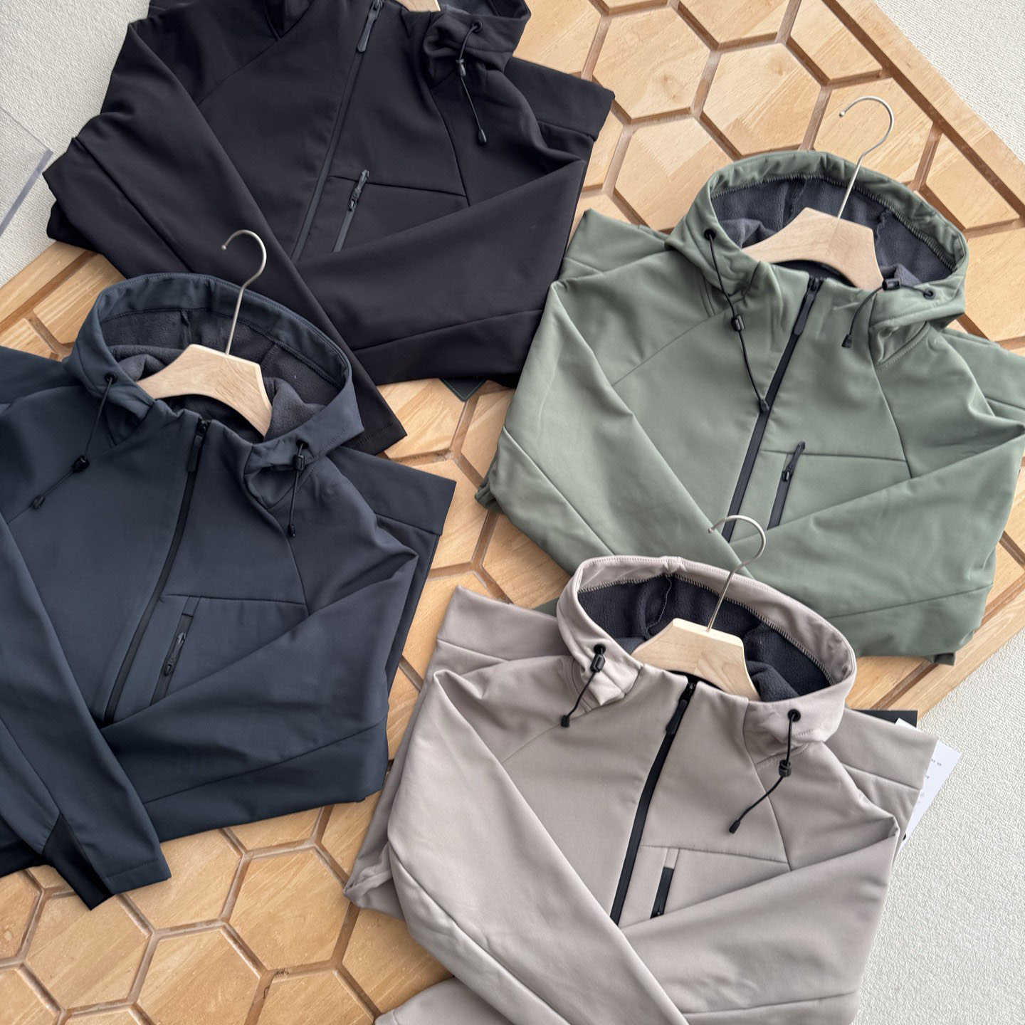 情侣男女秋冬连帽加绒软壳冲锋衣