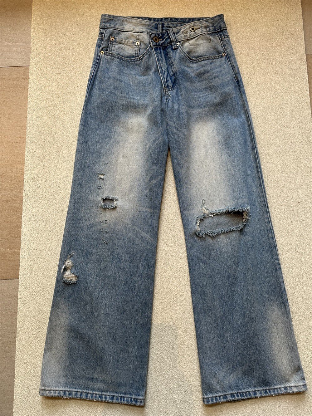 错位裤头设计低腰破洞牛仔裤