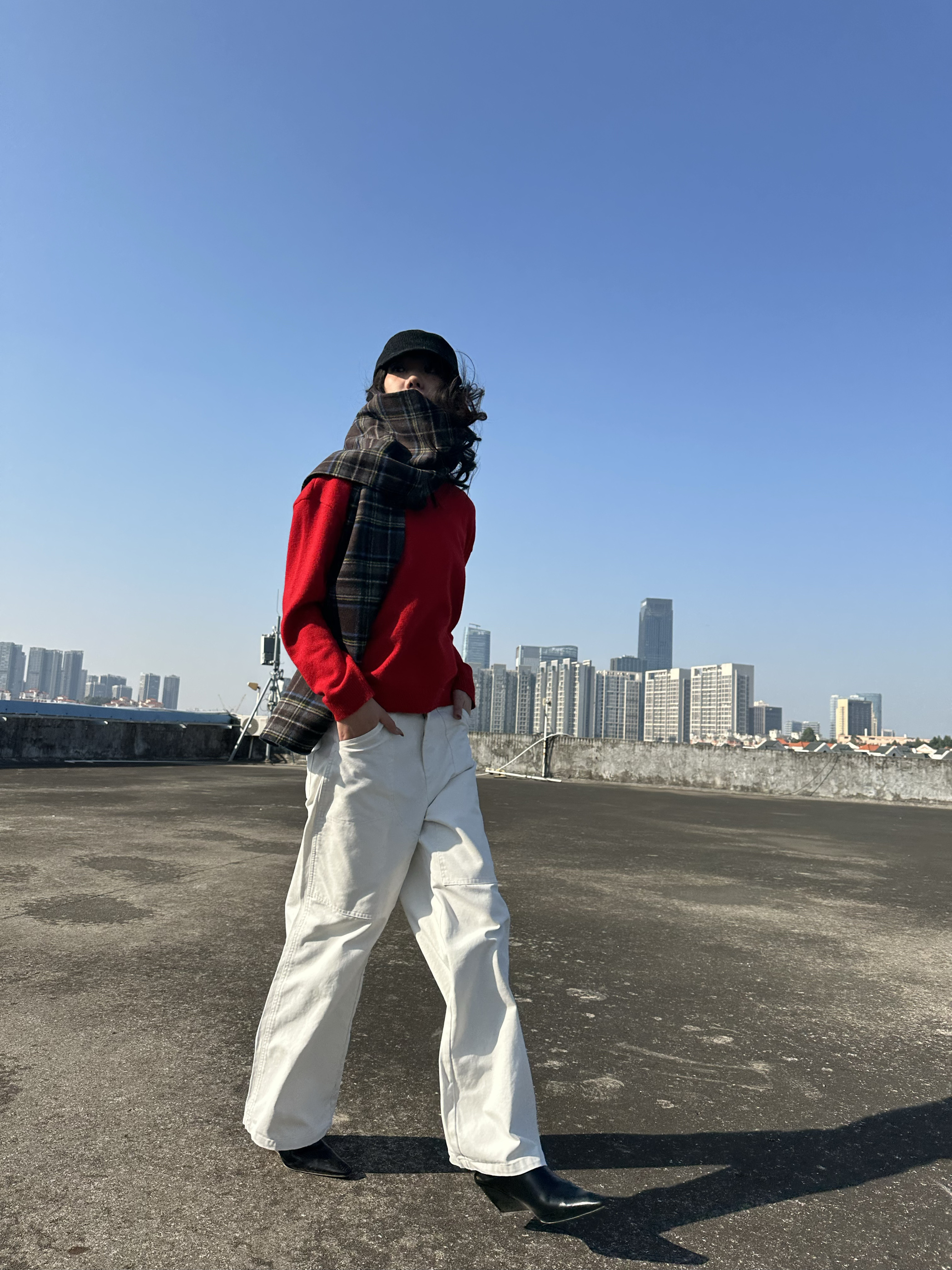 次日早晨 冬日氛围感叠穿正红色V领套头针织毛衣