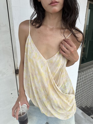 WEEEECHAN次日早晨 度假风 直喷印花淡黄褶皱碎花吊带