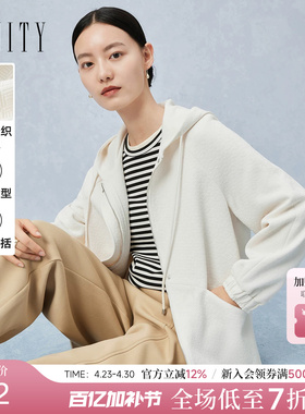 菲妮迪品牌短外套2026早秋新款简约时尚米白连帽宽松小香风外套女