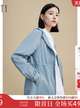 菲妮迪品牌风衣2026年春季新款简约气质连帽耐皱灰蓝色时尚外套女