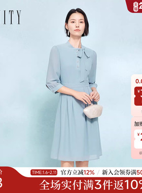 菲妮迪经典连衣裙2025秋季新款休闲设计感时尚飘带领显瘦长裙子女