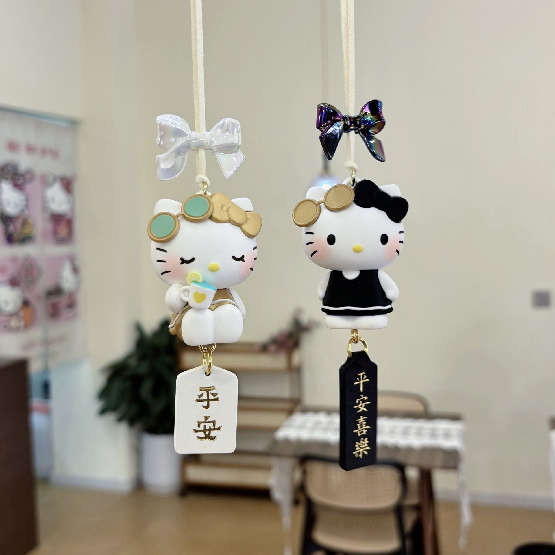 正版HelloKitty悠闲假期汽车挂件甜美可爱车载后视镜挂饰车内装饰