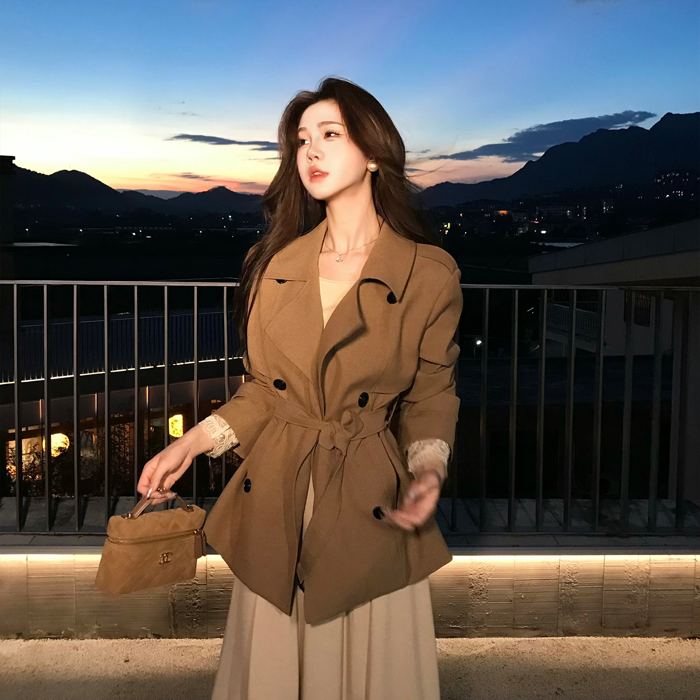 木子李的李 温柔风米杏色蕾丝气质连衣裙秋季新款卡其色风衣外套图片