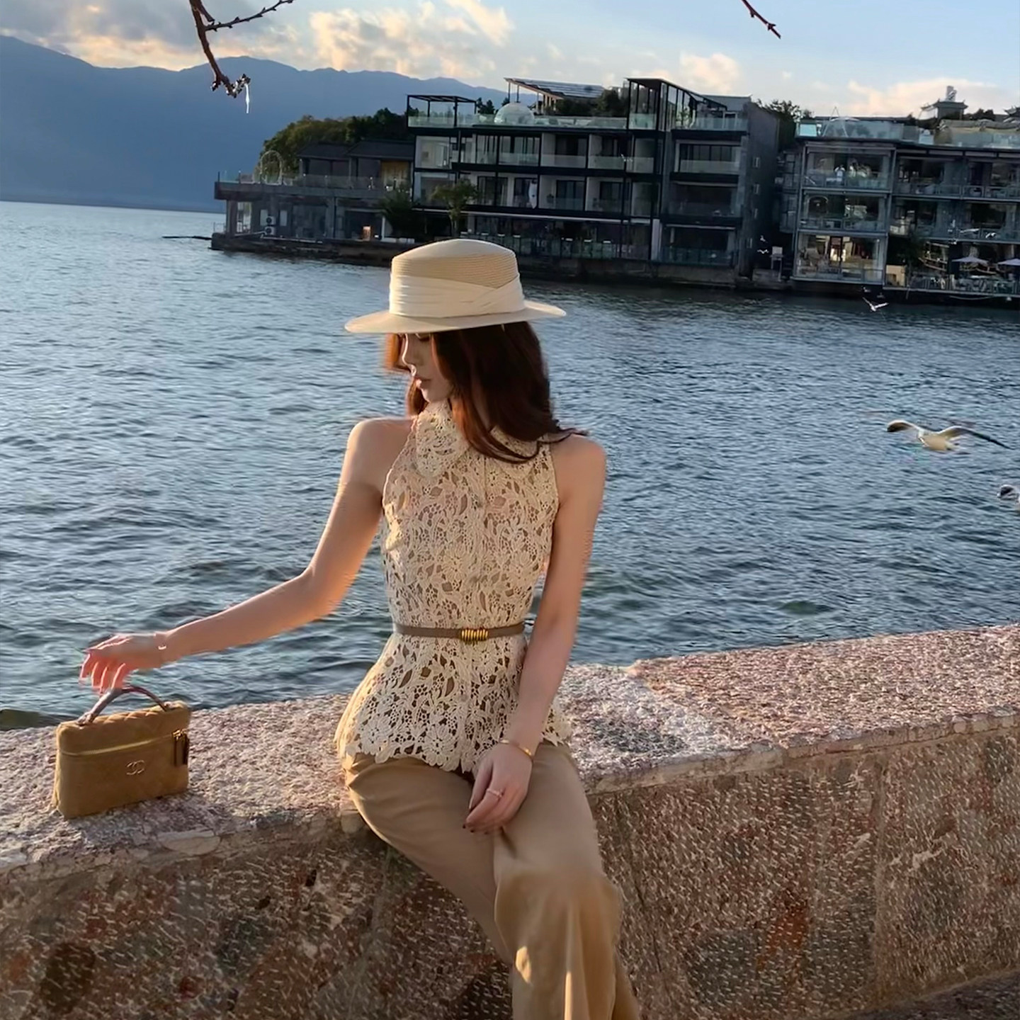 木子李的李法式优雅无袖翻领挂脖收腰镂空蕾丝上衣微喇长裤套装夏