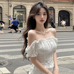 白色一字肩短袖衬衫女款2026新款夏季辣妹风性感修身短款露肩上衣