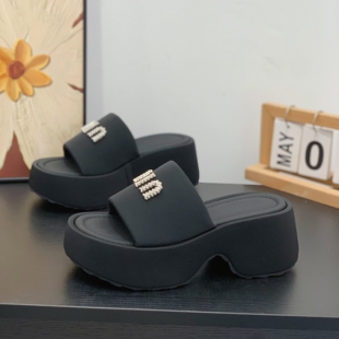 女2026夏新款 松糕厚底拖鞋 圆头露趾增高7CM外穿一字凉拖 时尚 韩版