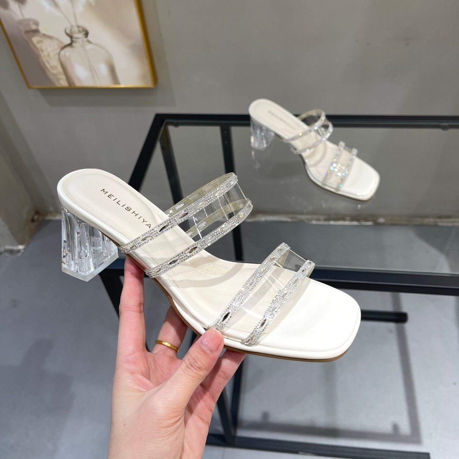 法式方头露趾粗跟一字拖女2026夏季新款水钻透明水晶跟高跟凉拖鞋