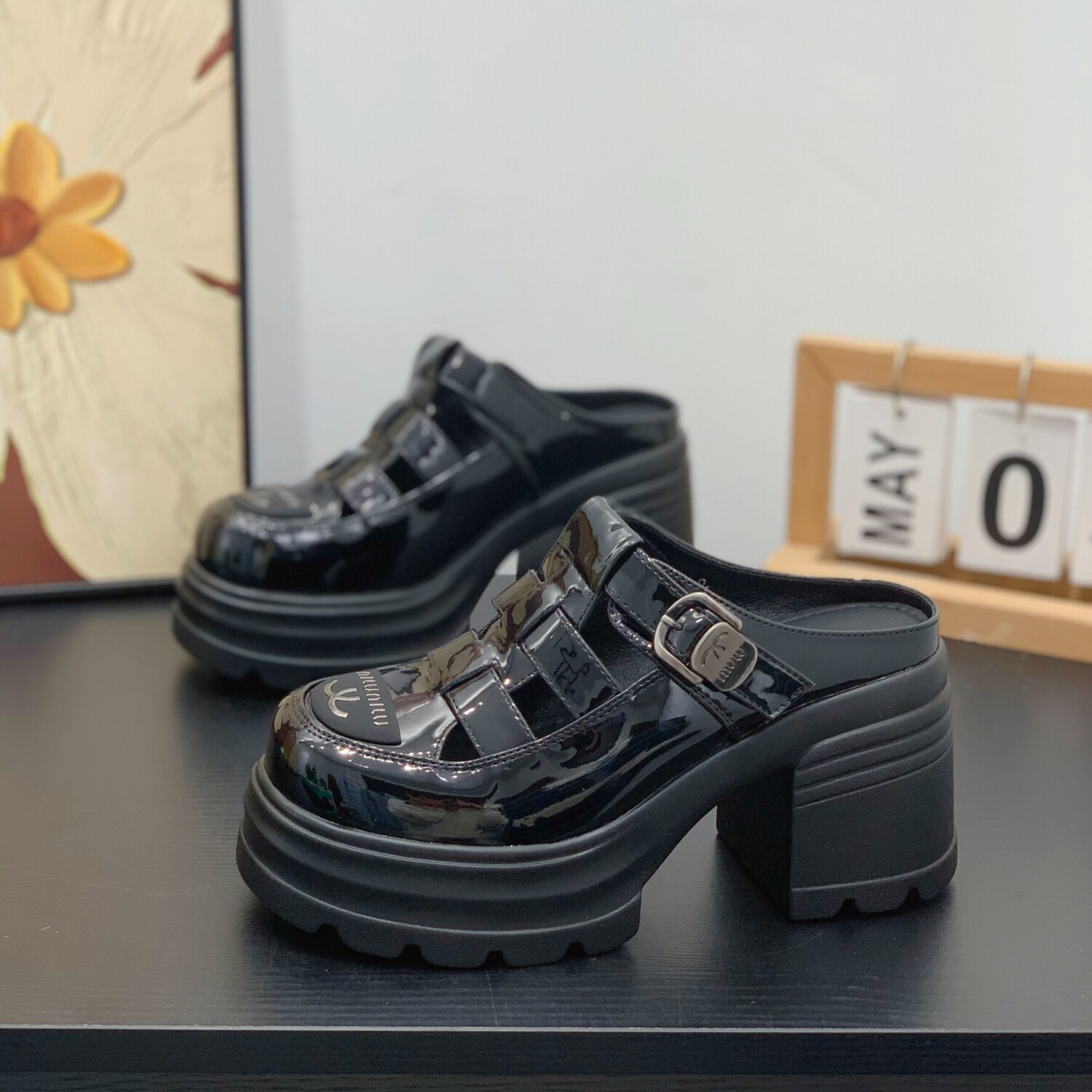 粗跟8CM包头猪笼鞋女夏季新款魔术贴凉鞋2026超火镂空编织半拖鞋