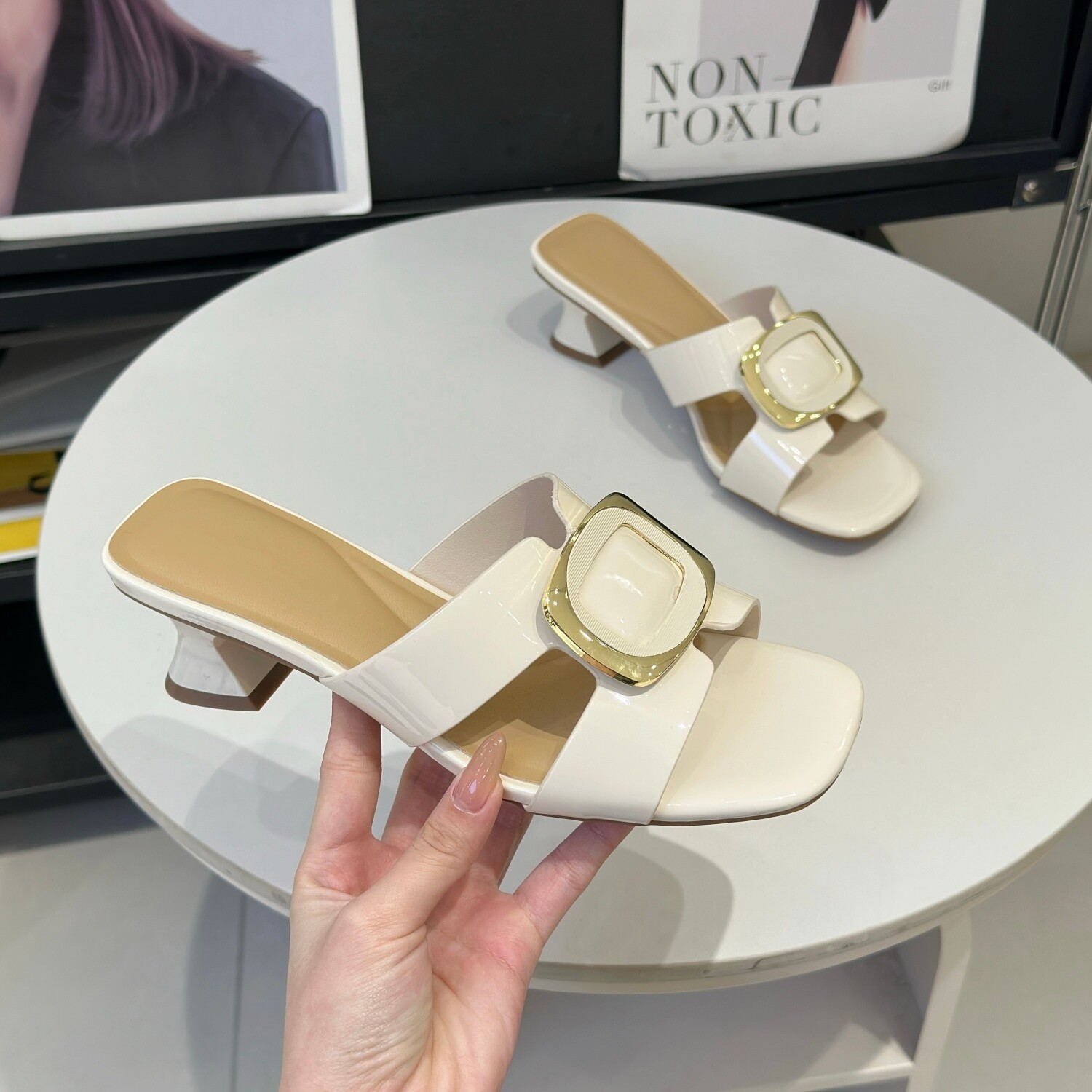 网红爆款方扣一字拖女夏外穿2026新款粗跟露趾凉拖鞋方头沙滩拖鞋