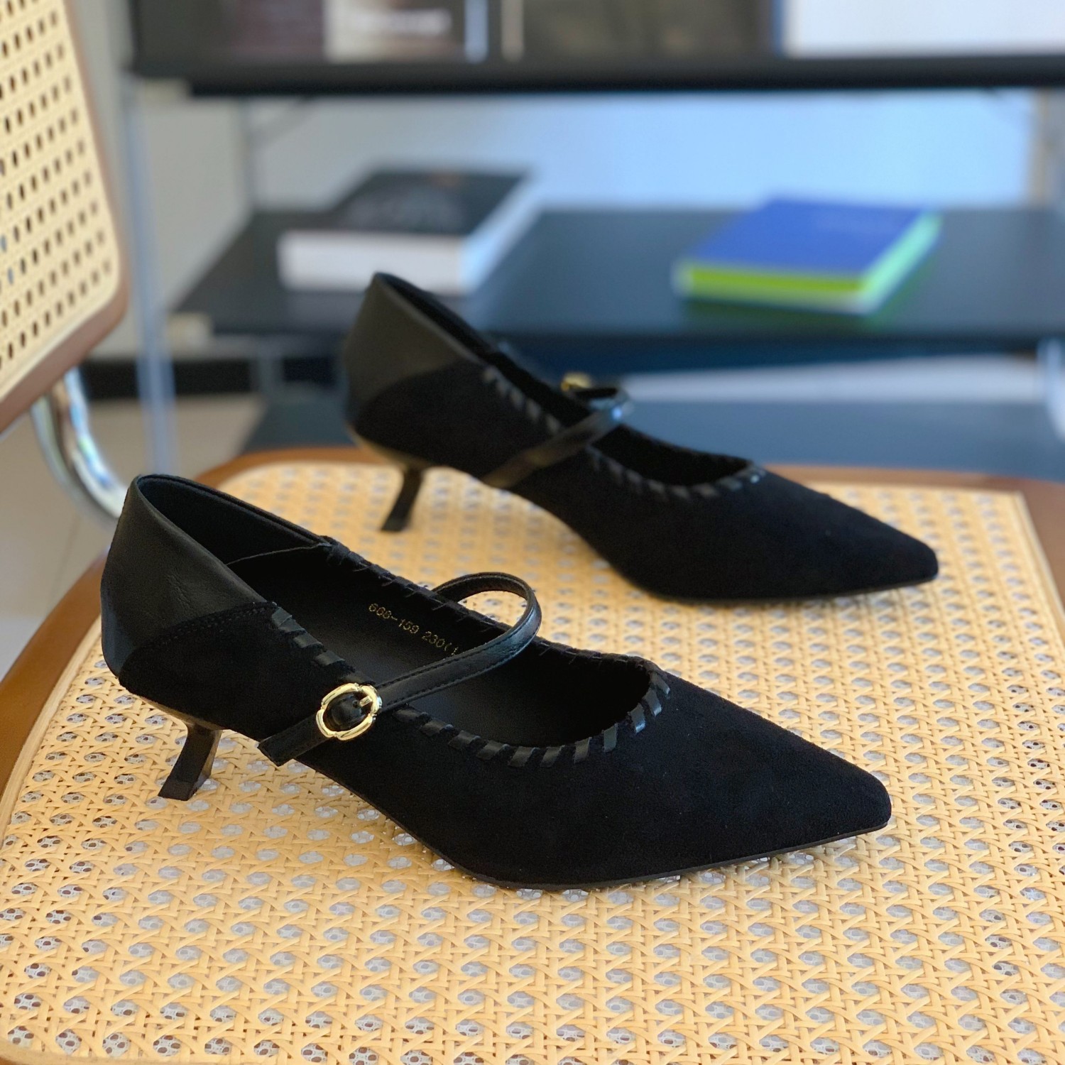 磨砂复古绒面拼接浅口单鞋女2025秋季新款尖头细跟气质玛丽珍鞋子