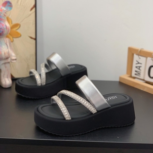 增高6CM水钻一字带休闲外穿拖鞋 时尚 新款 厚底凉拖女2026夏季 韩版