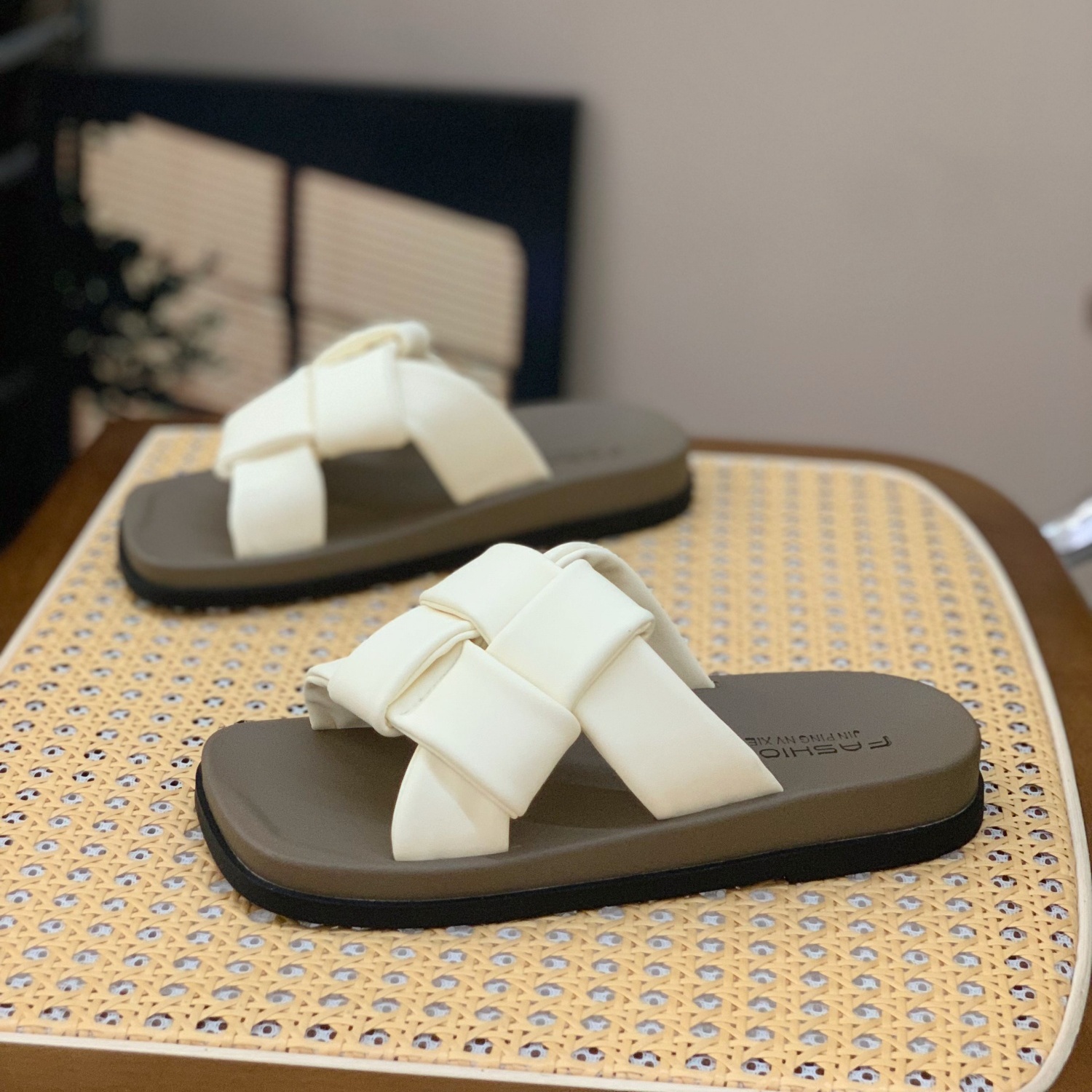 踩屎感平底舒适一脚蹬编织凉拖鞋