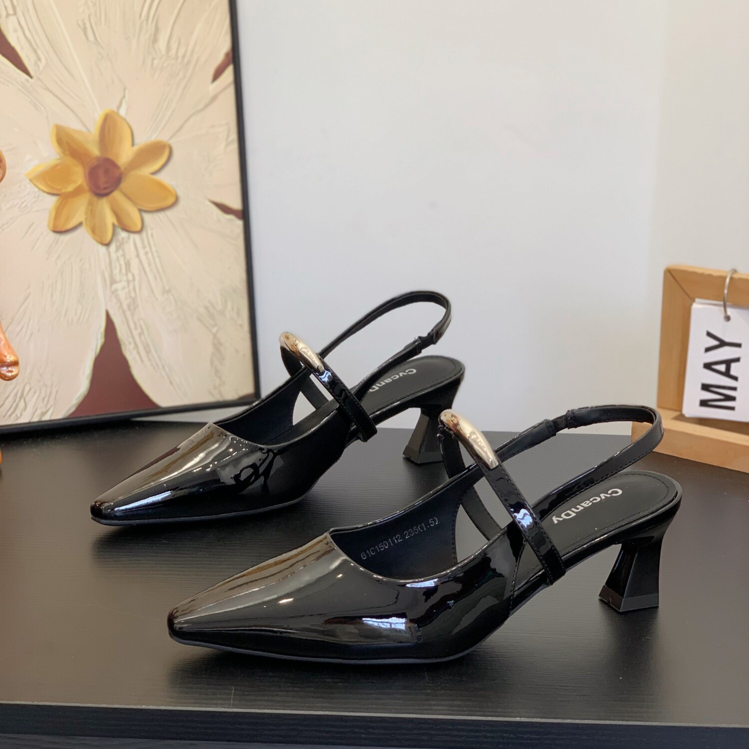 尖头粗跟6CM时装凉鞋女2026春季新款一字带仙女风包头后空高跟鞋