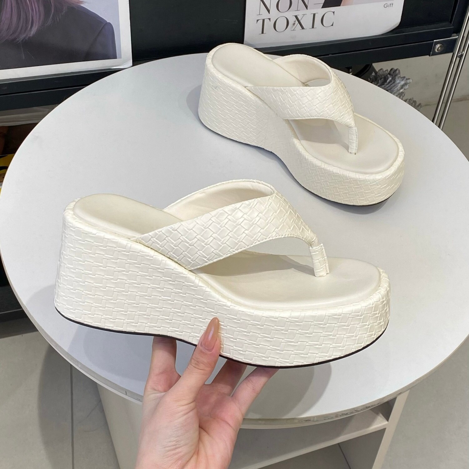 小个子厚底人字拖女夏外穿2026新款坡跟7cm沙滩鞋松糕夹脚凉拖鞋