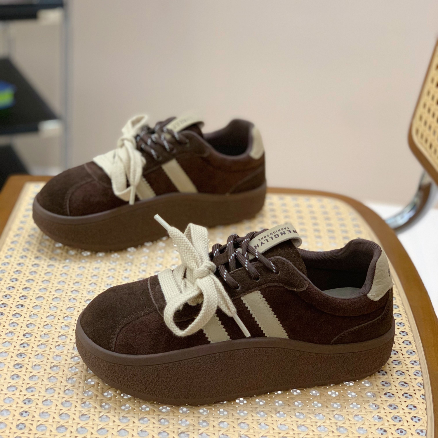 高级氛围感时尚潮流休闲通勤板鞋