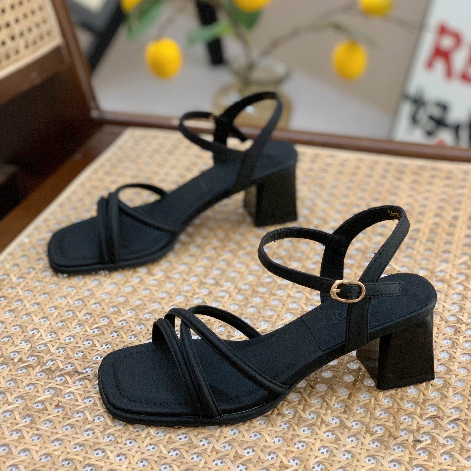 巨秀气显瘦粗跟方头罗马高跟凉鞋