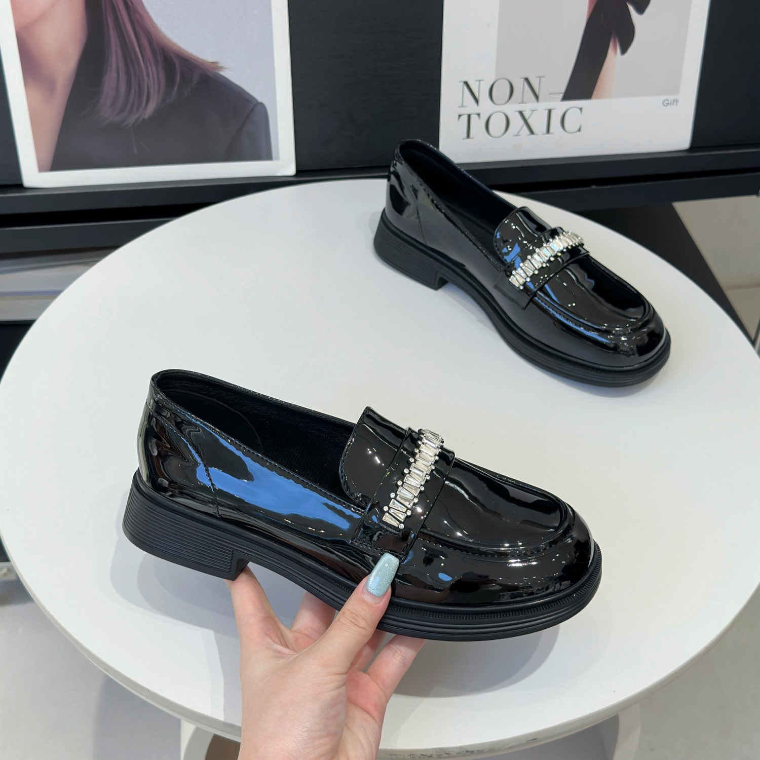 英伦风漆皮乐福鞋女2025秋季新款百搭一脚蹬浅口水钻高级感小皮鞋