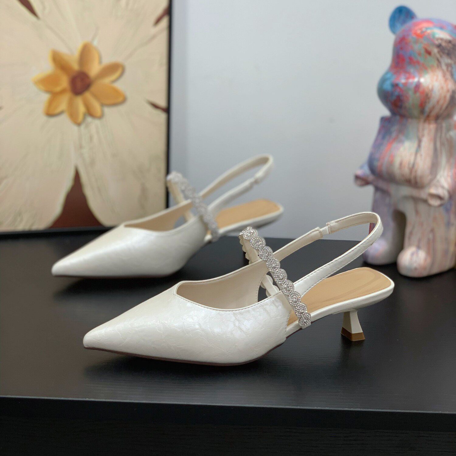 尖头水钻一字带细跟后空包头凉鞋女2026夏季气质百搭配裙子猫跟鞋