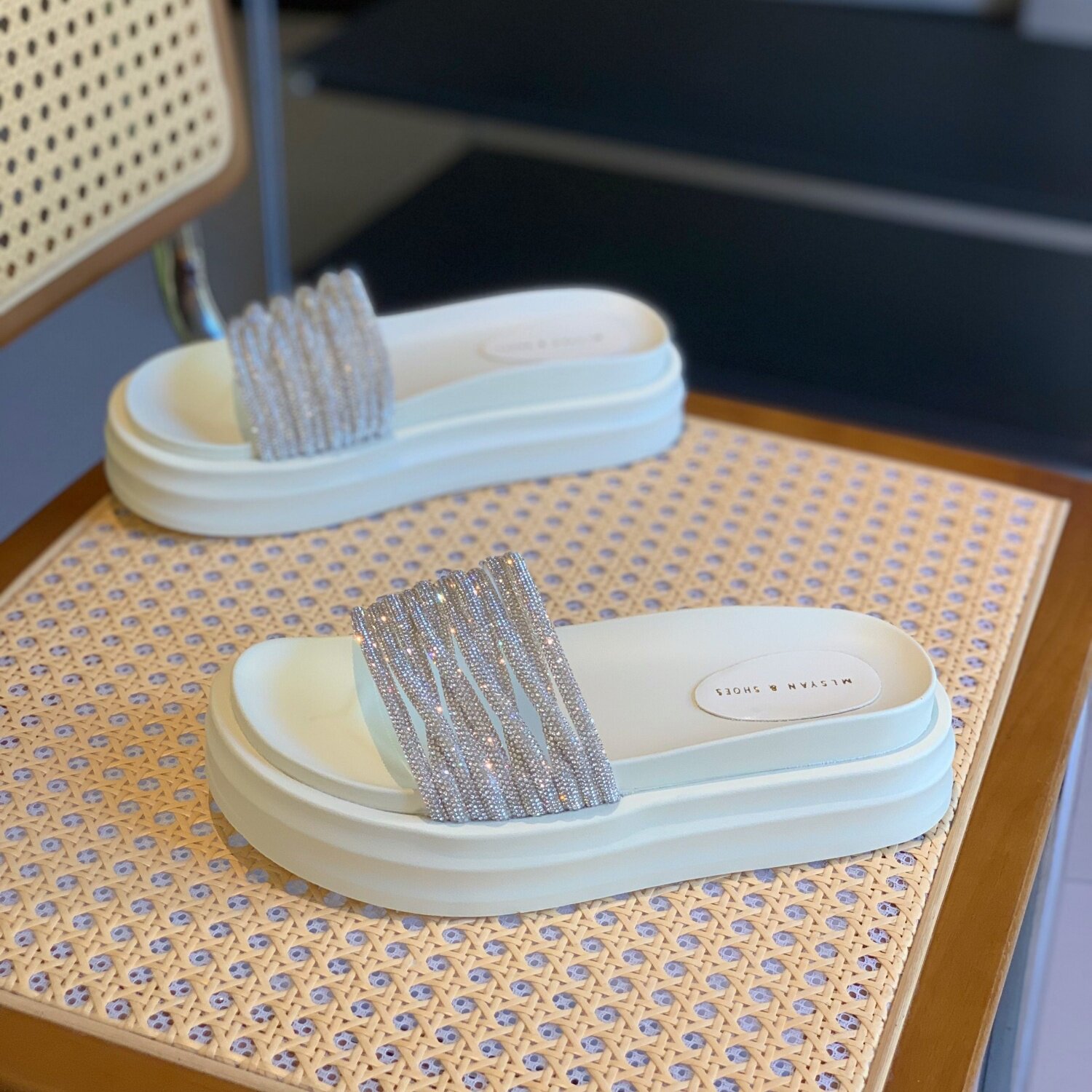 简约水钻一字拖女2026夏季新款厚底增高配裙子时尚百搭休闲凉拖鞋