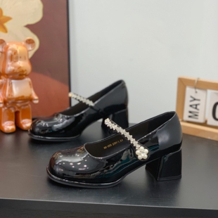 小香风漆皮玛丽珍女鞋2026春季新款魔术贴一字带粗跟圆头浅口单鞋