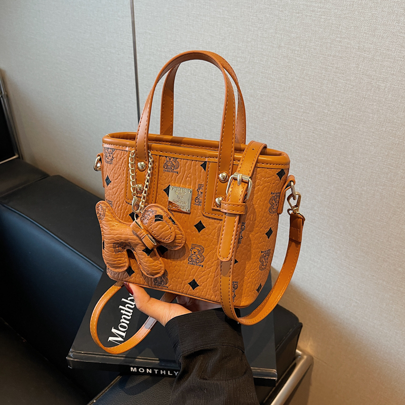 2025新款时尚轻奢手提水桶包小众涂鸦小熊菜篮子单肩包通勤女