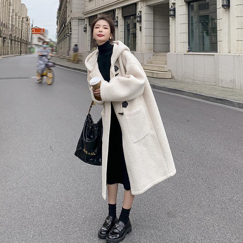 牛角扣羊羔毛绒大衣毛呢外套女冬季2024新款学院长款加厚宽松韩系,女装毛呢外套,浙宝088
