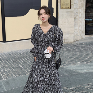 茶歇法式v领碎花连衣裙女春秋2025年新款高级感气质收腰显瘦长裙图片