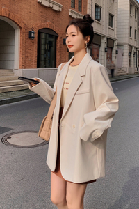高级感白色小西装外套女春秋2025新款春装宽松时尚双排扣西服上衣