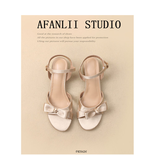 圆头粗跟蝴蝶结一字扣带露趾凉鞋