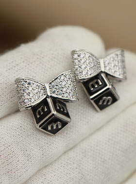 精致微镶锆石字母M黑色蝴蝶结耳环2025新款高级感耳钉女轻奢耳饰