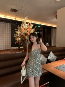 春夏新款百搭黑银亮片吊带辣妹性感A子裙高级感小香连衣裙显瘦