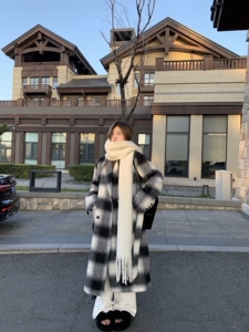 2023新款韩系长款大衣女复古黑白格冬季宽松垫肩百搭格子毛呢外套