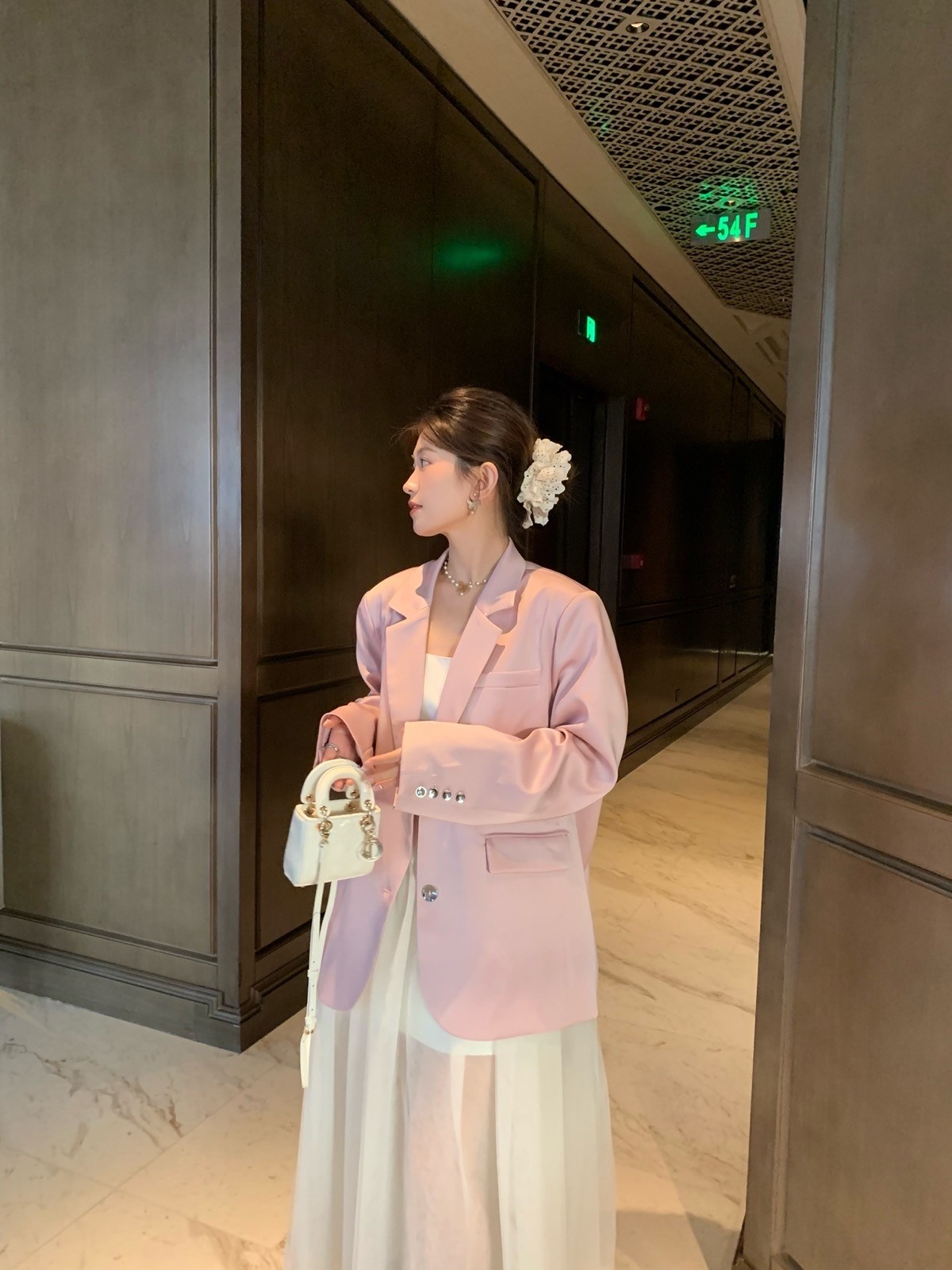 春季高级感粉色闪光垂感西服