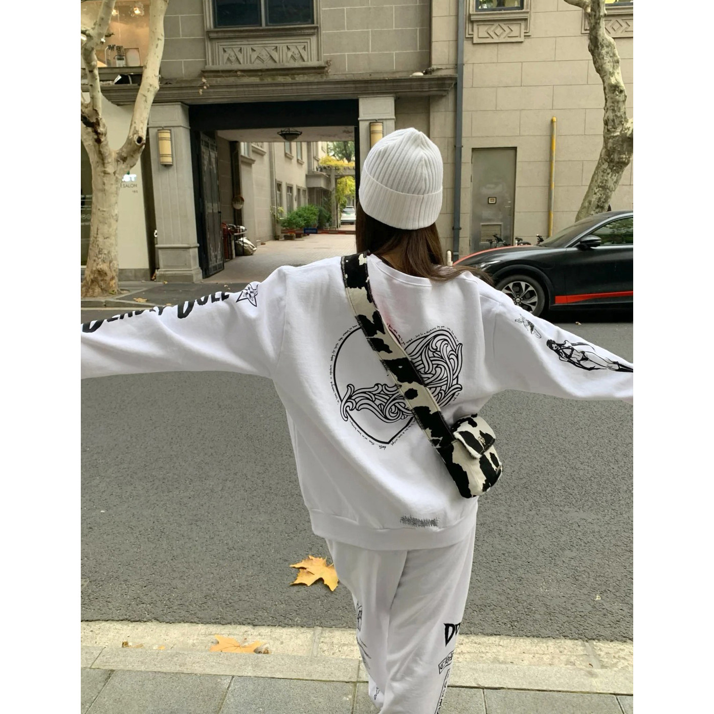 (现货)自主DeadlyDoll限定辣妹爱心藤蔓花臂白色圆领卫衣女男抓绒