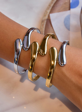 欧美不锈钢弹簧手镯高级感手饰不锈钢品女不掉色