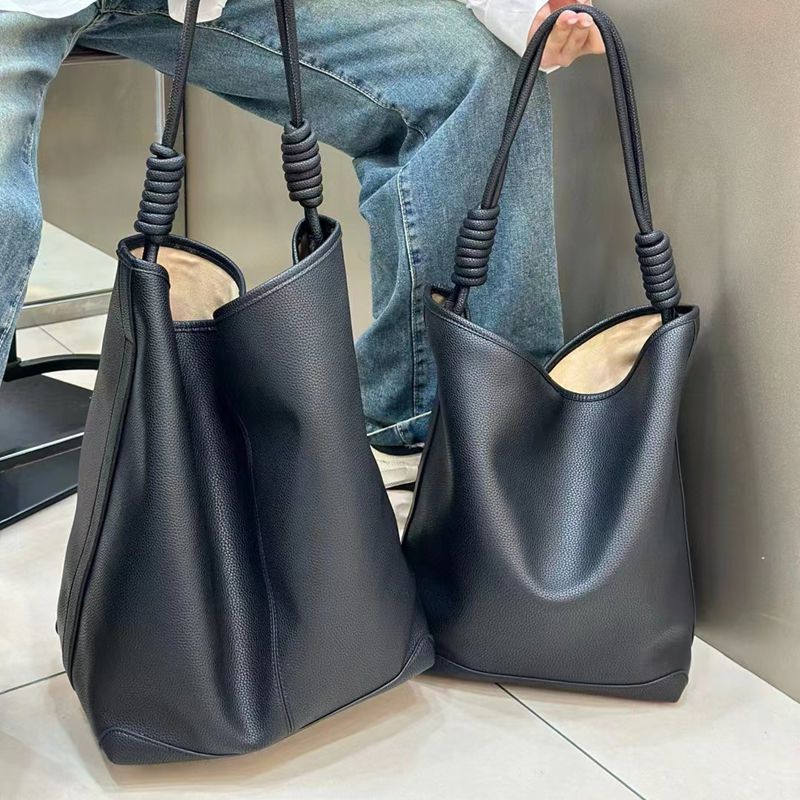 小众软牛皮水桶包大容量通勤女包