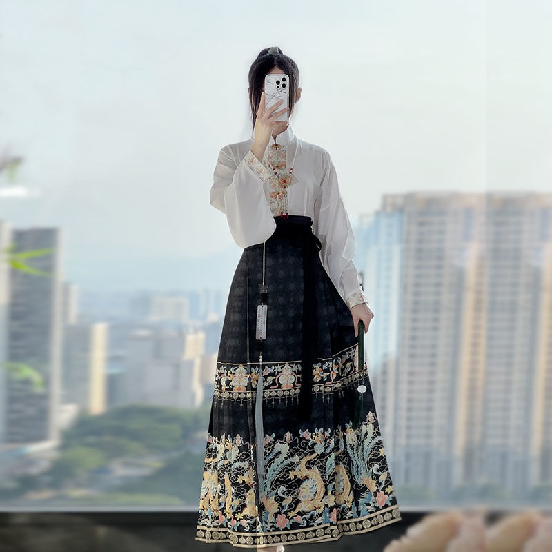 明制汉服女红色马面裙套