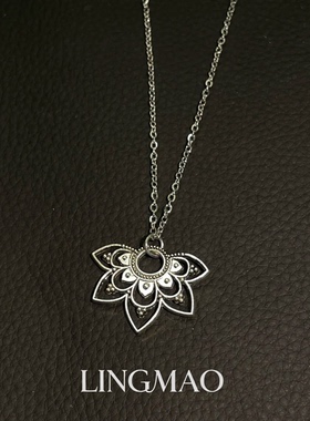 银色镂空半朵莲花吊坠项链高级感