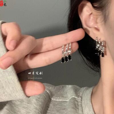 于文文同款黑色仿锆石耳钉甜酷风