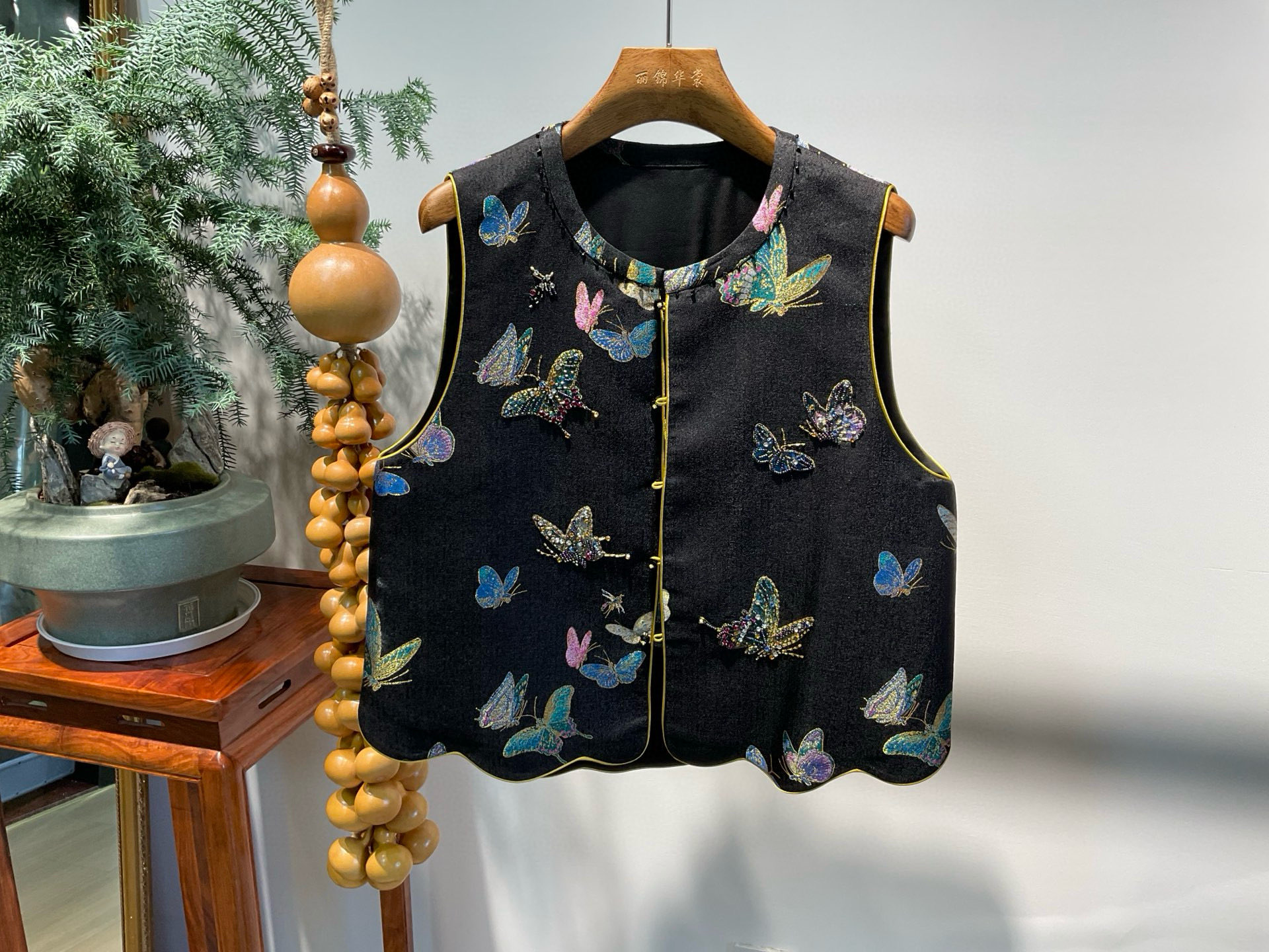 欧货新款定制100%真丝宋锦面料重工手工订珠蝴蝶轻奢百搭国风马甲