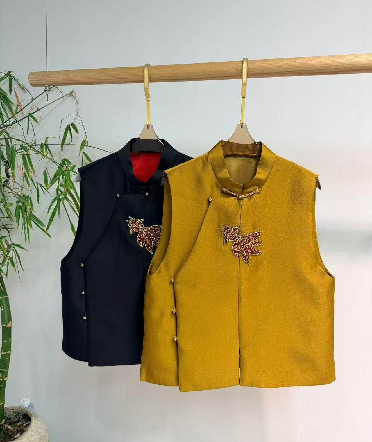 欧货高档国风面料年年有余重工刺绣手工钉珠立领斜襟盘扣国风马甲