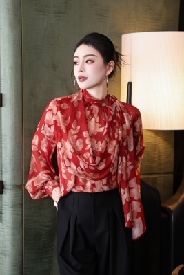 红色印花女士衬衫点亮心情设计感飘逸披肩动感潇洒