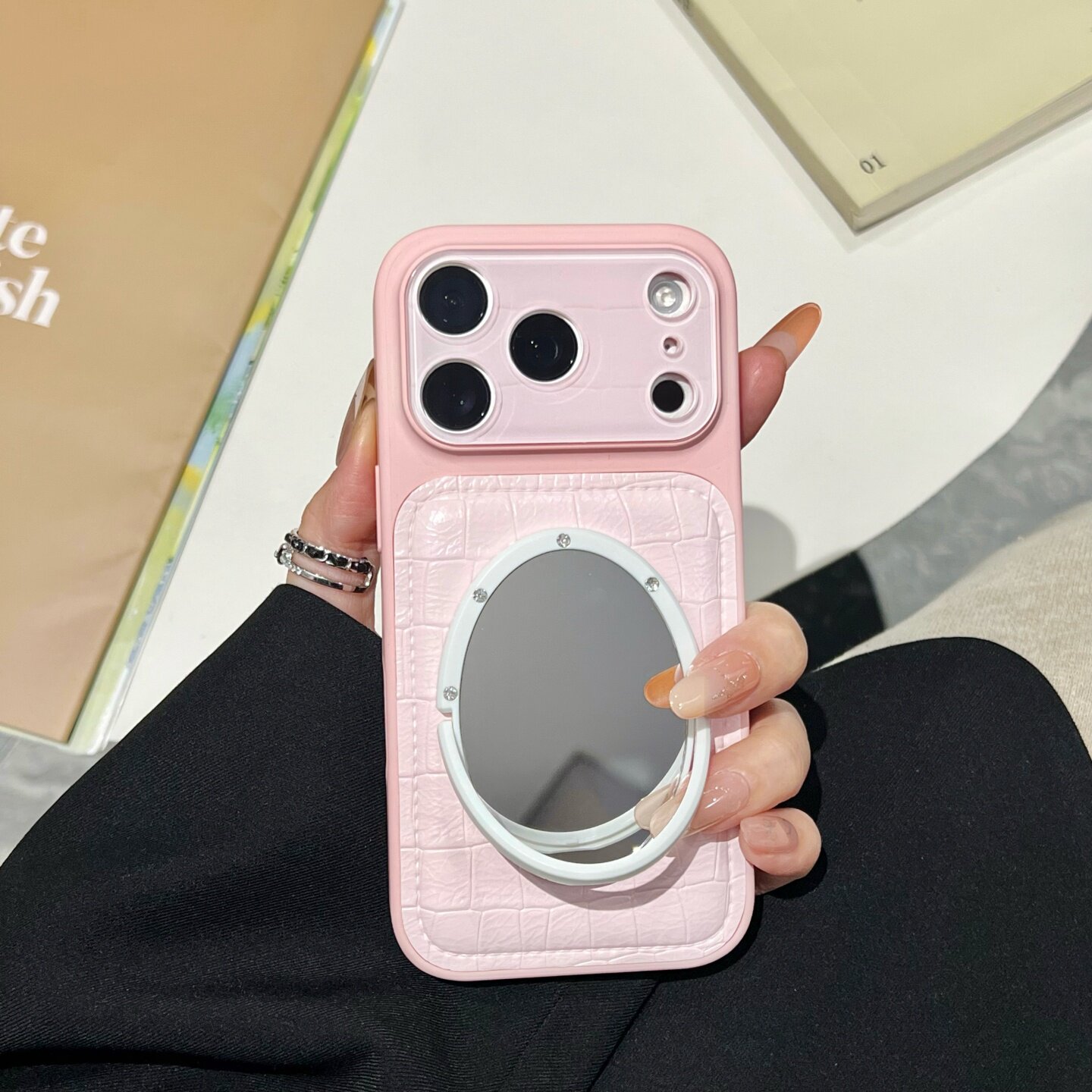 鳄鱼皮纹轻奢蜜桃粉适用iphone18promax镜子手机壳大视窗皮质16苹果17promax全包保护壳15/13/14鼓包软壳新款