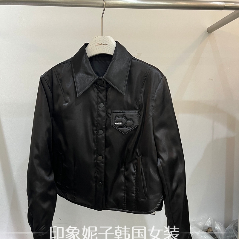 欧洲站2025冬季新款 时尚翻领单排扣卡通短款白鹅绒羽绒服女70011